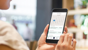Person using the Itaú payment calendar app